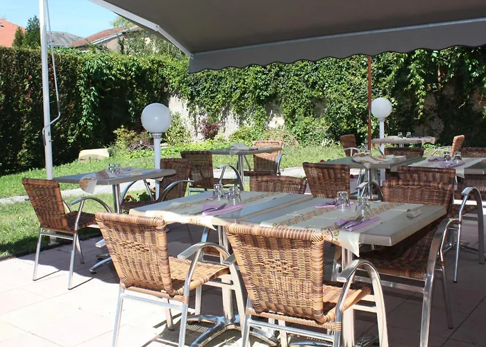 酒店 Logis Hotel- Restaurant La Renaissance 巴卡拉