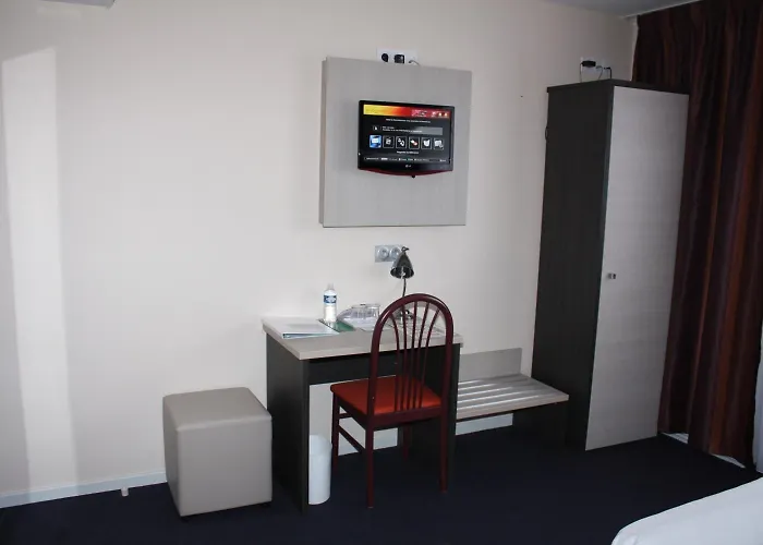 酒店 Logis Hotel- Restaurant La Renaissance 巴卡拉